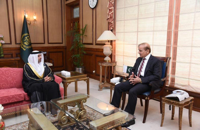 سفير الدولة يلتقي رئيس الوزراء الباكستاني