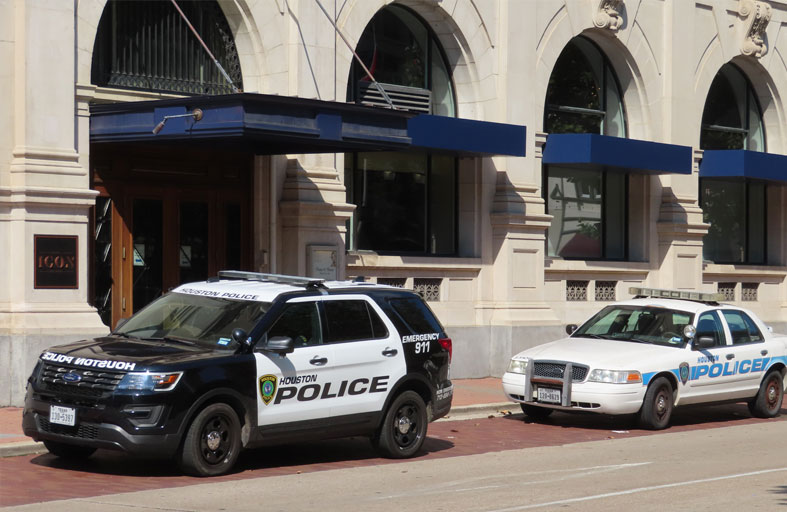 حاولا اقتحام منزل.. فأمطرهما صاحبه بالرصاص