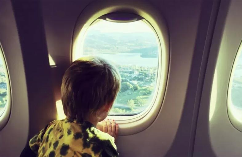 أطفال يتسببون بهبوط طائرات بسبب هواتفهم 