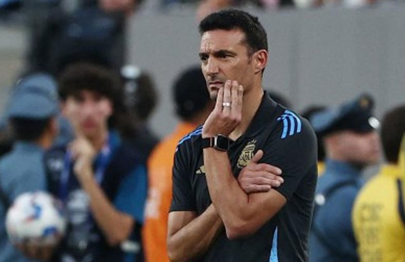 مدرب المنتخب الأرجنتيني يُشيد بمستوى لاعبيه 