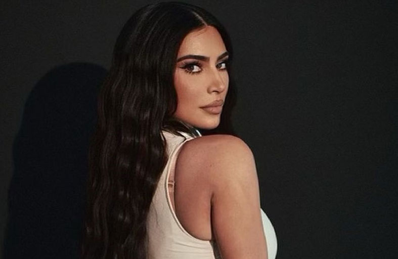 كيم كارداشيان تلفت الأنظار بفستانها الغريب