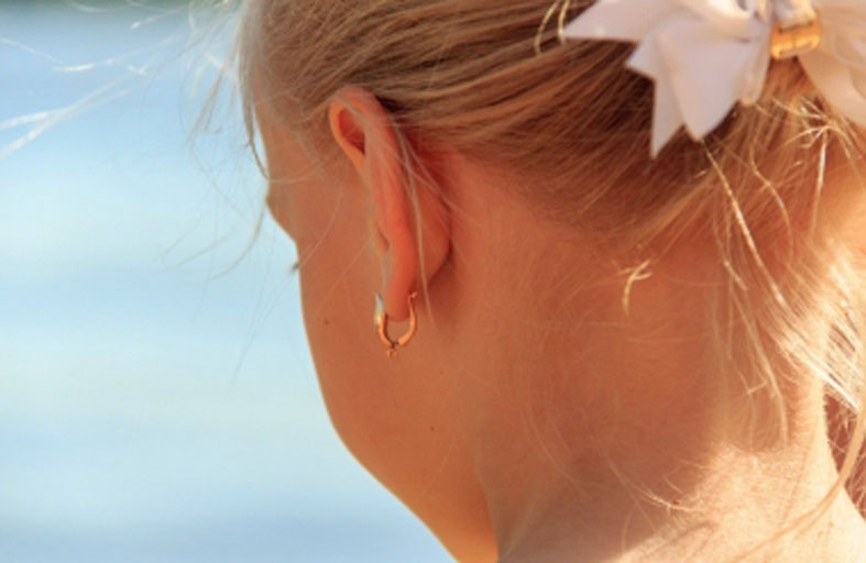 سرقت قرط طفلة.. فسجنت عامين