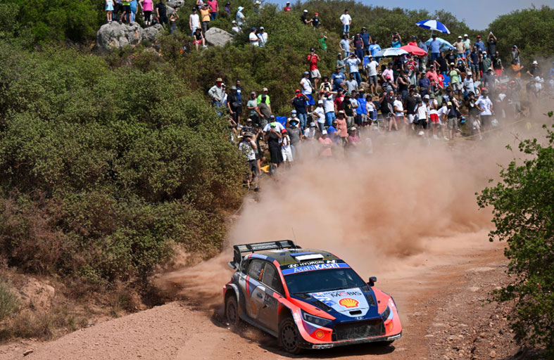 سائق رالي يقتل 3 متفرجين بسيارته 