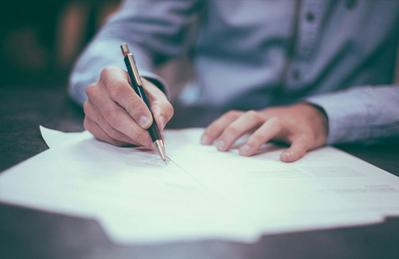 يغير اسمه سنوياً لتجنب دفع نفقة طفله