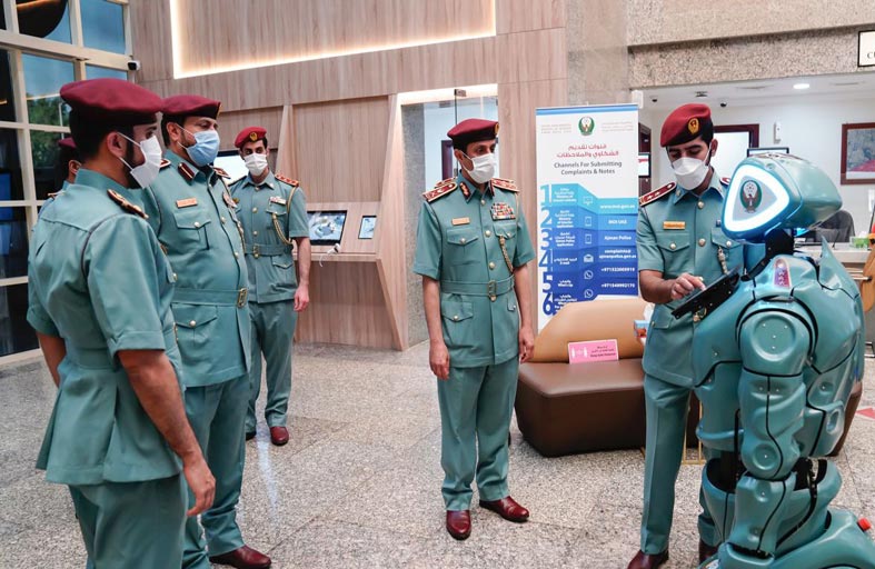 قائد عام شرطة عجمان يشيد بتميز «مركز النعيمية» في توظيف الذكاء الاصطناعي