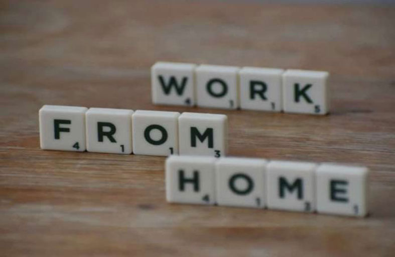 غوغل وفيسبوك تؤجلان عودة الموظفين إلى مكاتبهما إلى 2021 