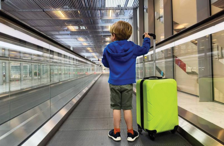 أزمة في مطار بعد سفر طفل بمفرده في طائرة خطأ