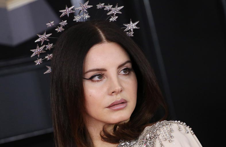 لانا ديل راي ترد على انتقادات وضعها كمامات شفافة