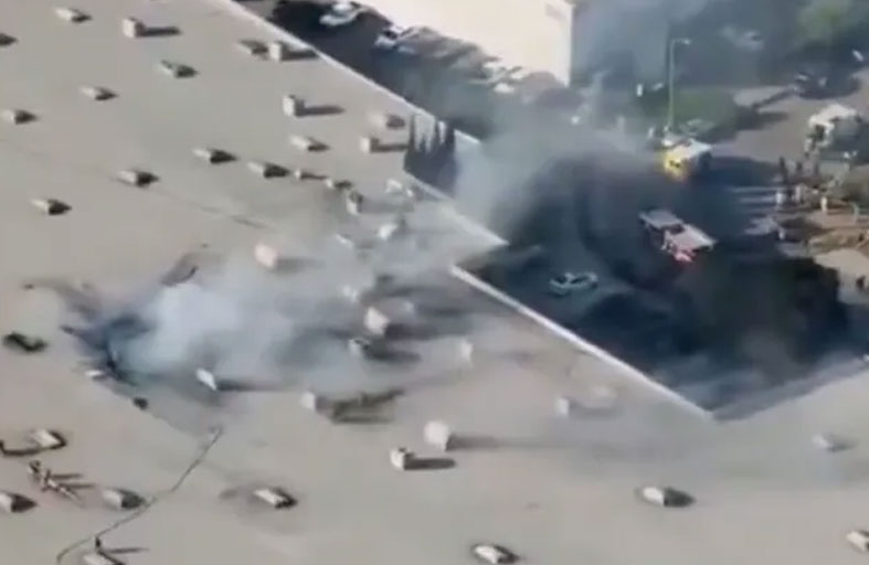 تحطم طائرة على سطح مبنى يخلّف قتيلين 