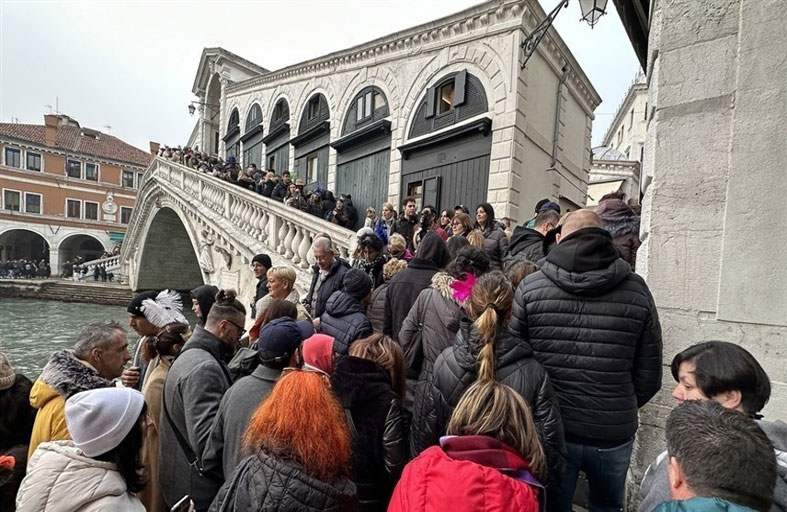 البندقية تشكو من تخمة السياح