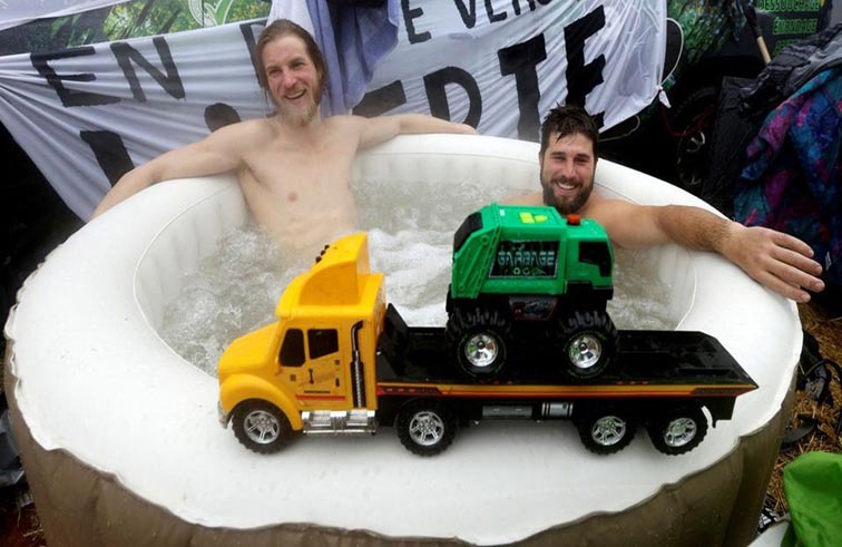 احتجاج داخل حوض جاكوزي 