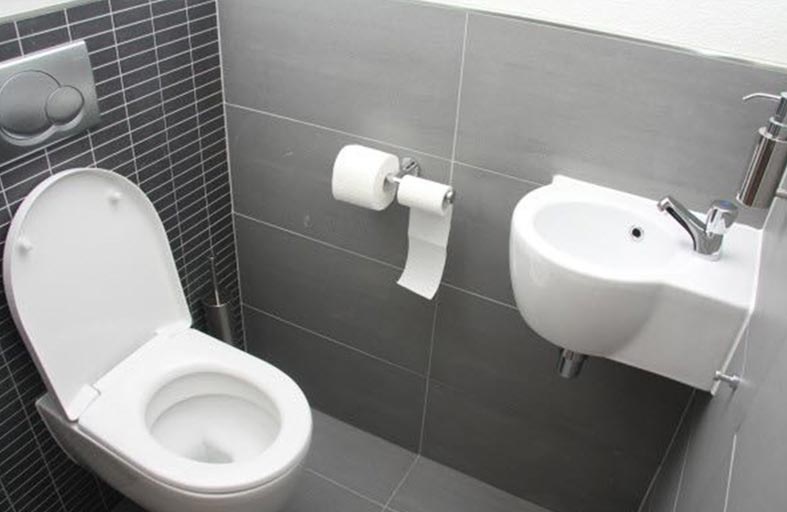  أخفى ألعاباً نارية بحمام السيدات .. تنفجر عند دخولهن