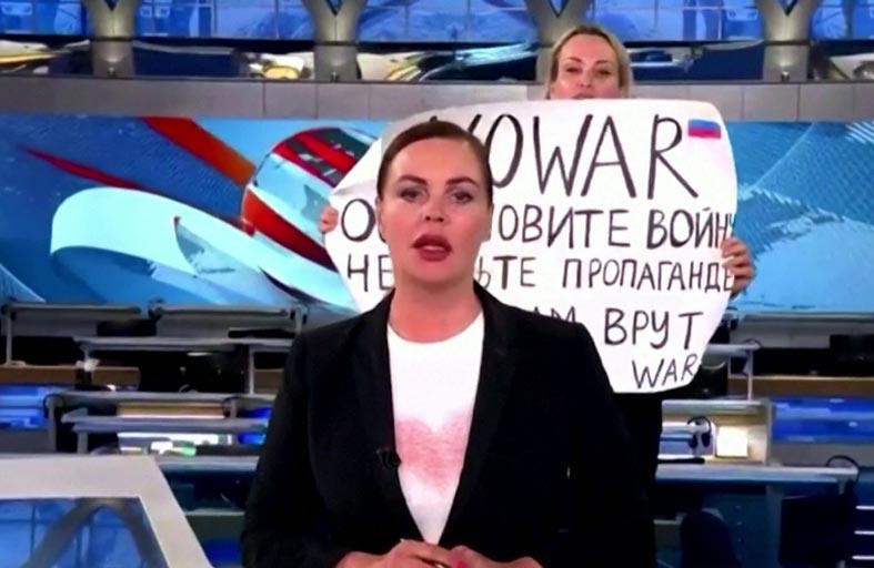 بسبب واقعة نشرة الأخبار.. حكم قضائي بحق الصحفية الروسية