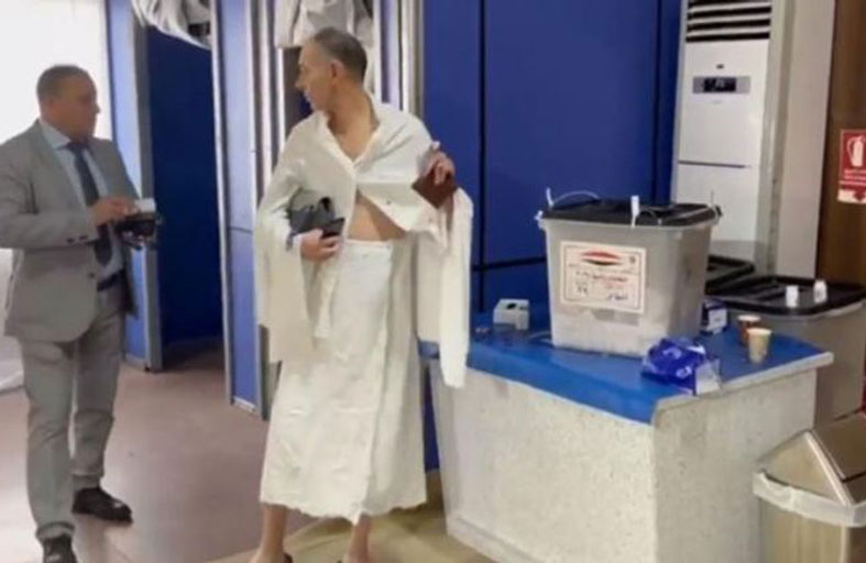 مصريان يقترعان بملابس الإحرام