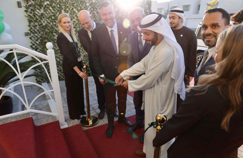 جمعة بن أحمد آل مكتوم يفتتح معهد كامبردج