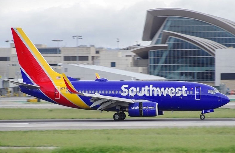 يفتح مخرج الطوارئ ويتسلق جناح الطائرة