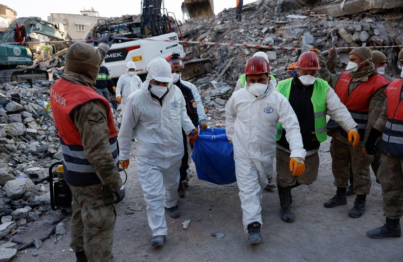 انتشال أحياء من تحت الأنقاض بعد اكثر من أسبوع على الزلزال