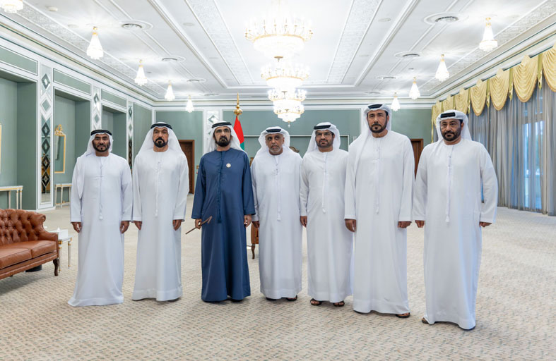 محمد بن راشد يلتقي عددا من اللواءات المتقاعدين في شرطة دبي