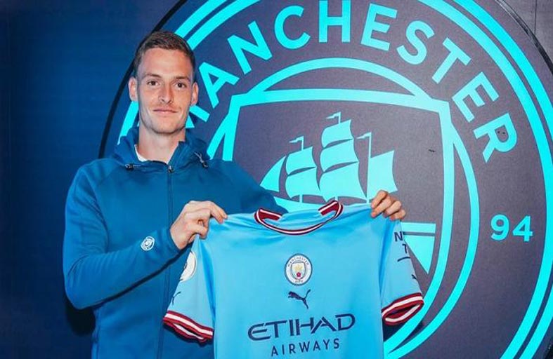 مانشستر سيتي يُعلن ضمّ المدافع الإسباني غوميس 