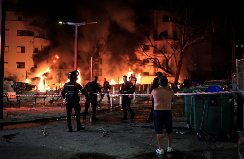 سكان غزة المنهكون من الحرب يتداولون صور الدمار في إسرائيل 