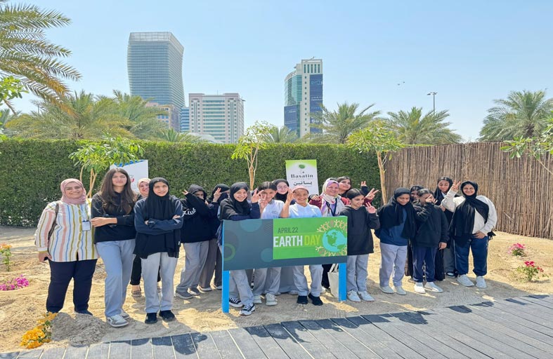 بلدية مدينة أبوظبي تزرع عشرات الأشجار على كورنيش أبوظبي ضمن مبادرة «أرضنا الخضراء»