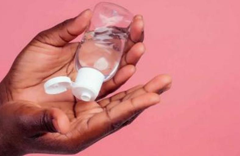 يشرب معقم اليدين بسبب إدمانه على الكحول