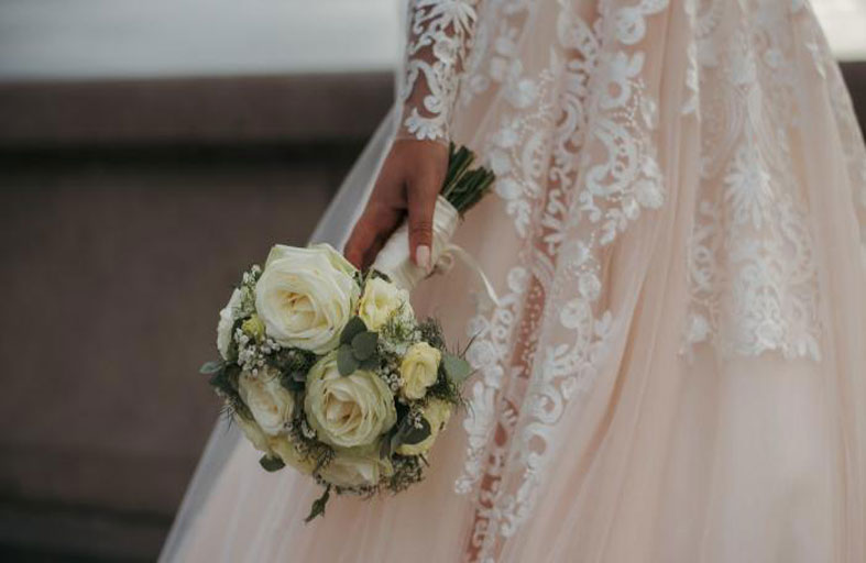 تشهر السيف في وجه زوجها بحفل الزفاف