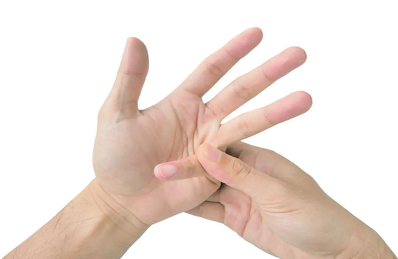 فرقعة الأصابع.. عادة شائعة قد تقودك إلى غرفة العمليات