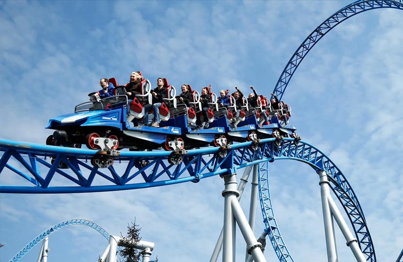 ركاب «أفعوانية» يعلقون لمدة 40 دقيقة