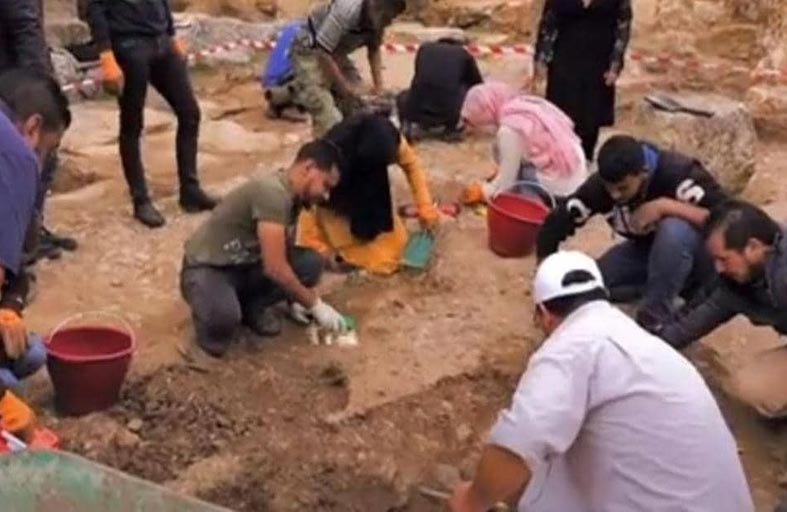 شباب يبحثون عن كنوز قورينا في ليبيا