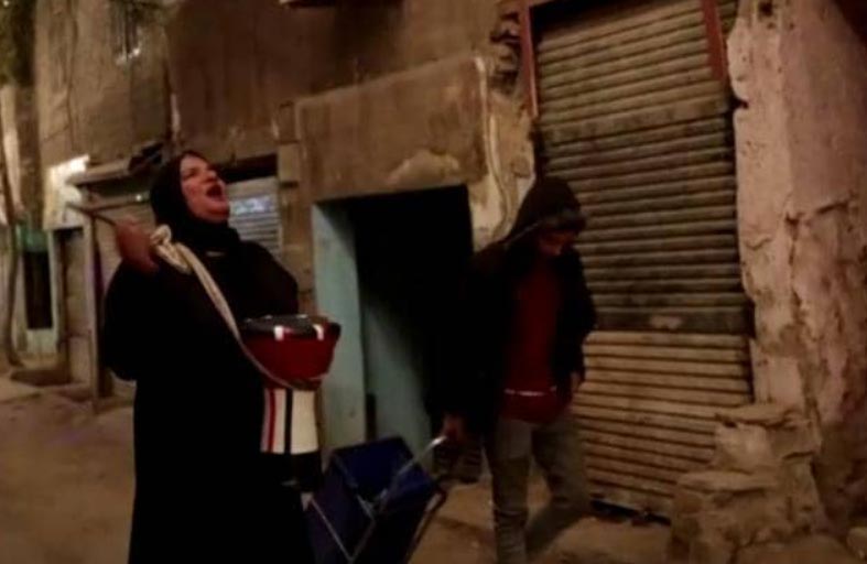 «مسحراتية» بطبلة أخيها المتوفى