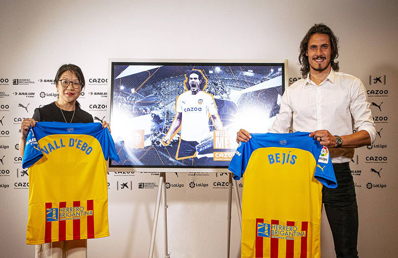 رسميا.. فالنسيا يضم كافاني في صفقة انتقال حر