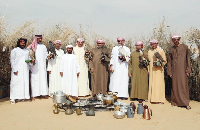 الصقّارون يترقبون معرض أبوظبي للصيد استعداداً لموسم جديد 