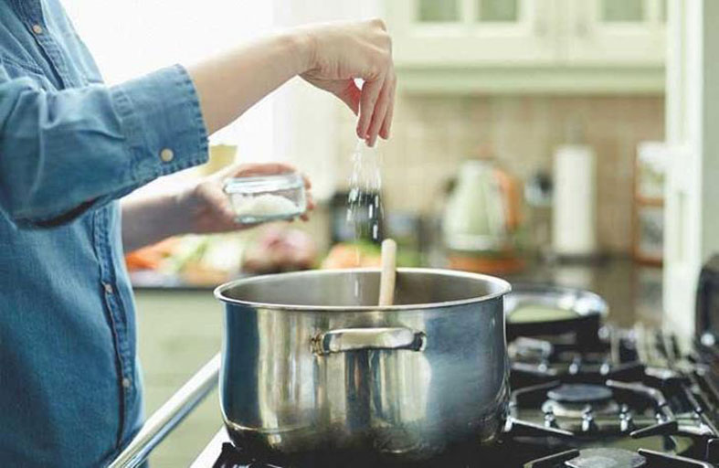 تعرف إلى مخاطر الإفراط في تناول الملح