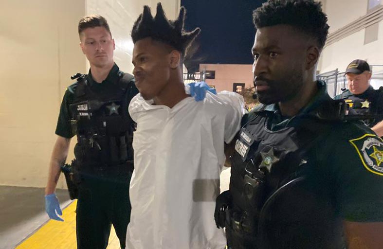 يعود إلى مسرح جريمته ويقتل مراسلاً وطفلة 