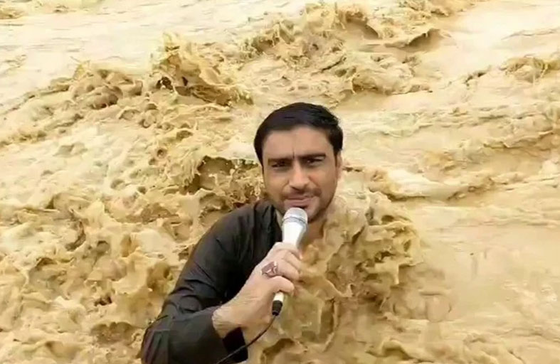 فيضانات تجرف مراسلاً خلال بث مباشر