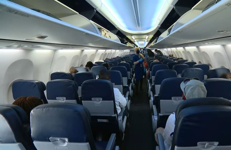 راكب بلا جواز سفر يثير ذعراً على متن طائرة 