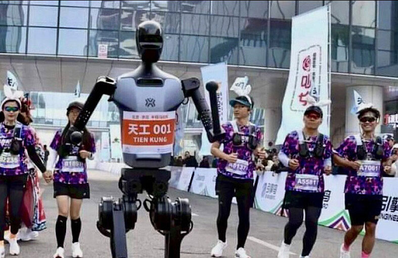 الصين.. أول سباق عالمي بين الإنسان والروبوت