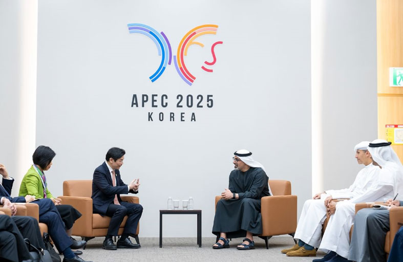 ولي عهد أبوظبي يلتقي رئيس وزراء سنغافورة 