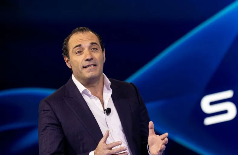 المدير العام لمجموعة «ستيلانتيس» : حظر بيع السيارات العاملة بالوقود اعتبارا من 2035 «غير واقعي» 