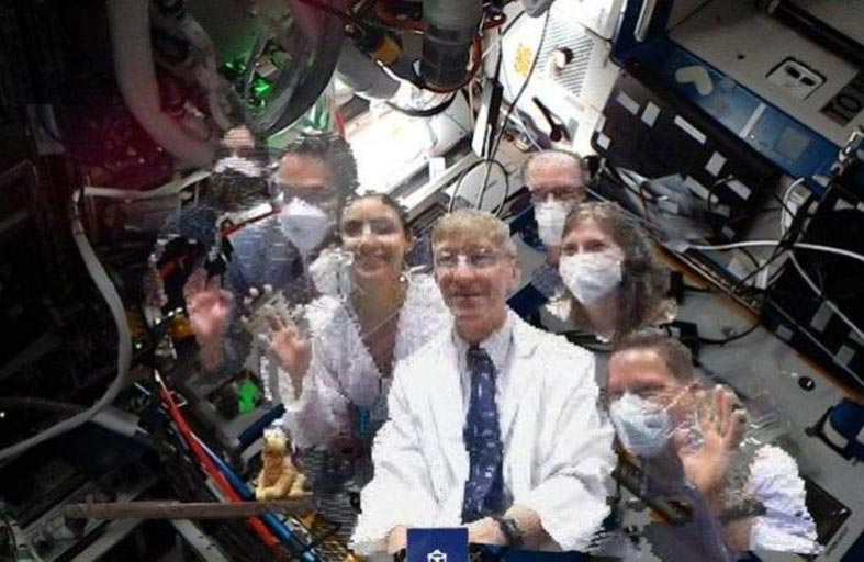 كيف نقلت ناسا خبيرا إلى الفضاء في لحظة؟