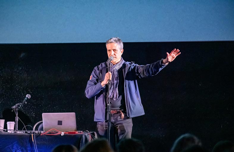 المخرج السينمائي المرشح لجائزة الأوسكار يقدّم تحفةً فنيةً منوّعةً تجمع  بين الموسيقى الحية والسرد المباشر مع تجربةٍ سينمائية صوتية