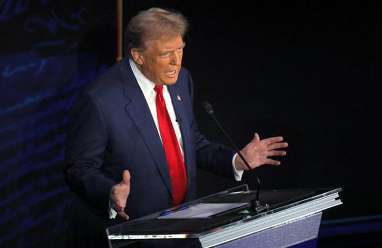 ترامب يردد مزاعم حول أكل الحيوانات الأليفة وقتل الأجنة 