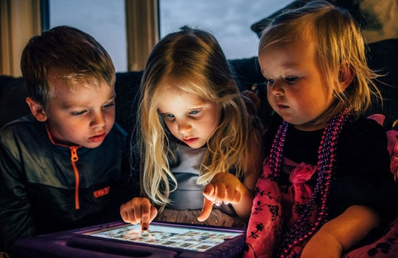 ظاهرة خطيرة على السوشيال ميديا تعرض الأطفال للخطر 