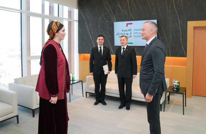 وفدٌ من تركمانستان يزور أكاديمية أنور قرقاش الدبلوماسية لتعزيز التعاون وتبادل المعرفة