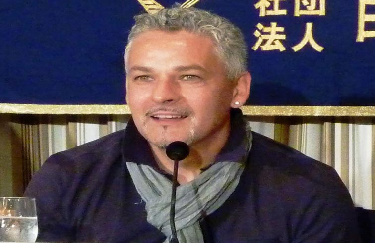 أسطورة إيطاليا باجو يتعرض للاعتداء والسرقة 