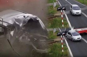 لحظة اصطدام مروعة بين قطار وسيارة 