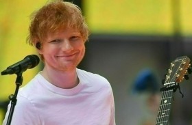 إد شيران يسخر من سقوطه على المسرح