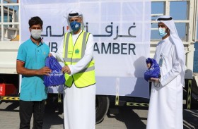 غرفة دبي توزع 400 حقيبة غذائية على بحارة خور دبي