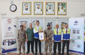 شرطة أبوظبي تكرم  متطوعًا بـ«كلنا شرطة» من أوائل الثانوية العامة في الظفرة
